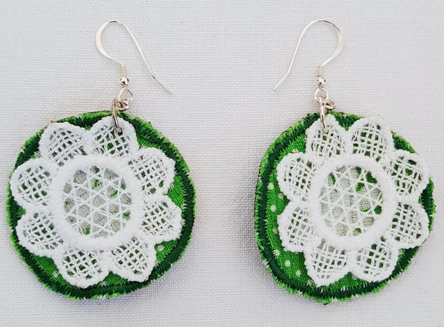 Boucles d&#039;oreilles rondes verte dentelle