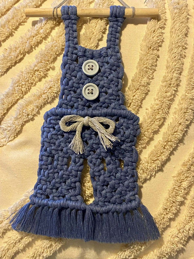 Salopette bleue - Décoration chambre d'enfant en macramé