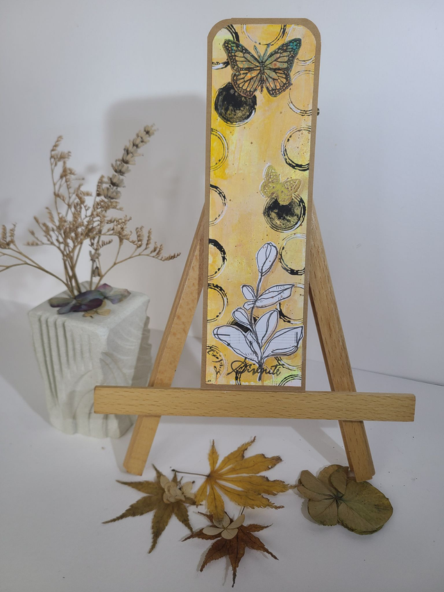 Marque-page papillons fond jaune