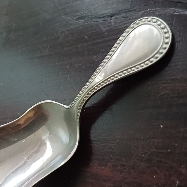 Alpacca | Oud Hollandse Theebuslepeltje met fijn gedetailleerd parelmotief (afmetingen 10,0 cm x 0,5 cm x 3,5 cm) | Vintage