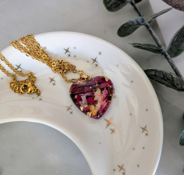 Colgante corazón de resina con rosas