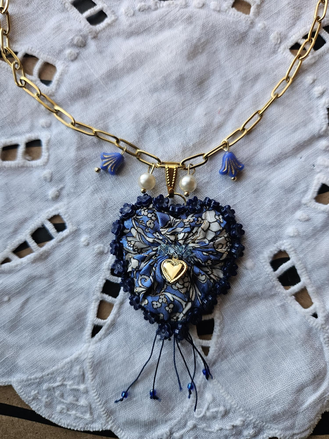 Collier pendentif cœur bleu cousu main