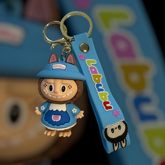 0628 - Labubu - bruin - met blauwe kleding