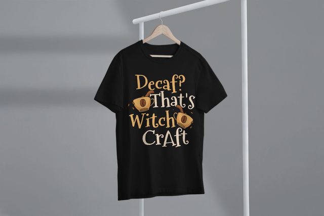 Decaf That's Witchcraft, Coffee Humor, Witchy Puns
Entkoffeinierter Kaffee, das ist Hexerei, Kaffee-Humor, hexenhafte Wortspiele