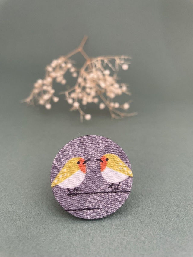 Broche ronde gris clair oiseaux en carton et tissu imprimé