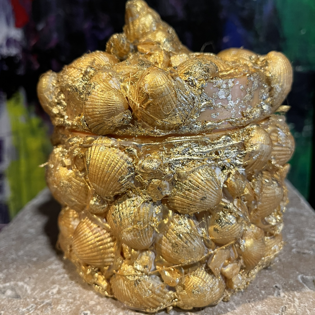 Golden Shell Pot