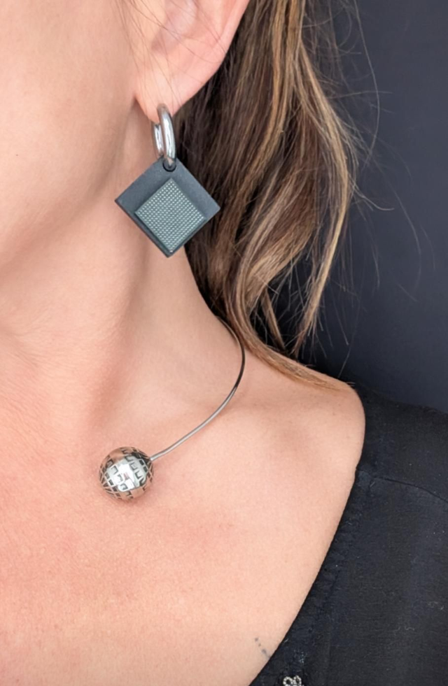 Boucle d'oreille circuit imprimé et chambre à air