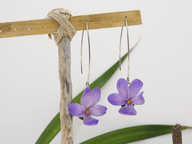 Pendientes de violetas realistas