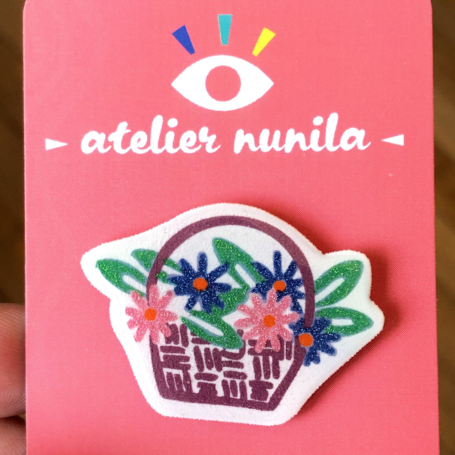  Spring Flower Basket Pin – Handmade Glitter Resin Brooch – Cute Pastel Floral Lapel Pin – Kawaii Accessories – Small Gift for Her