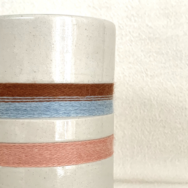 Petit vase grès lisse tissé laine