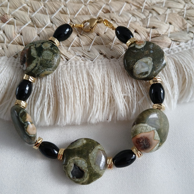 Dames armband Rhyoliet &amp; Onyx – goudkleurige RVS sluiting (1.308)