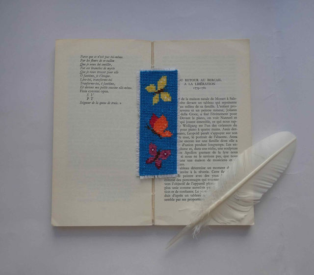 Les papillons virevoltant du marque-page