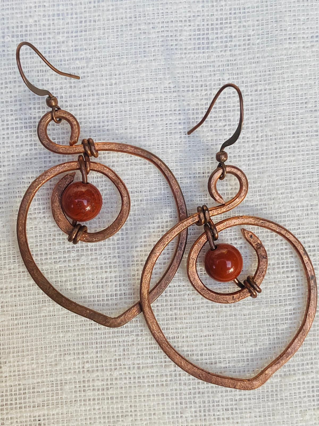 Expression du cœur – Boucles d’oreilles en cuivre nu et jaspe rouge