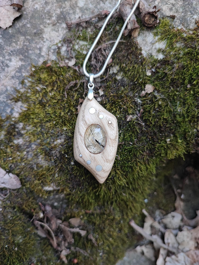 Pendentif en Bois de Frêne, Quartz à inclusions de Tourmaline et Argent