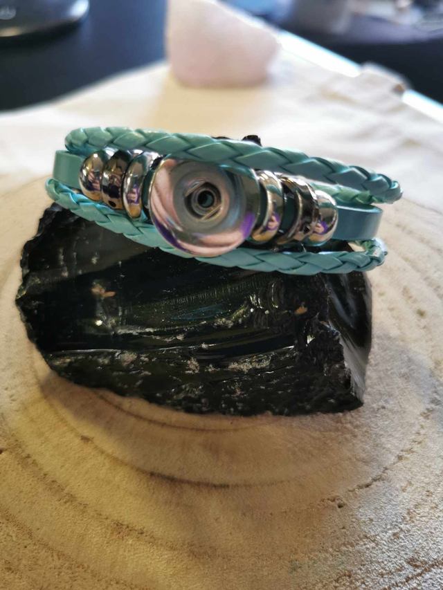 Bracelet triple bleu clair en cuir