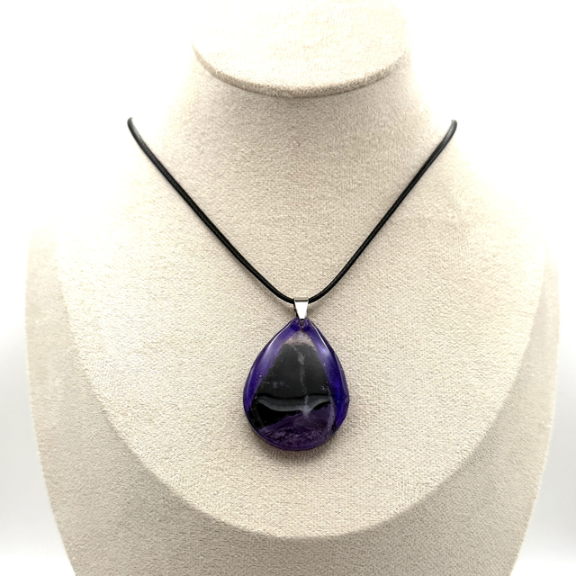 Collier avec pierre Charoïte insérée dans la résine 