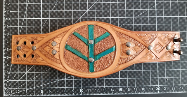 Bracelet en cuir tannage végétale fait main français, pour poignet, teint à la main et repoussage cuir (9)