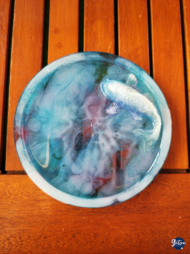 Petit vide-poche/porte-savon carpe koi blanche et bleue, fond violet-bleu