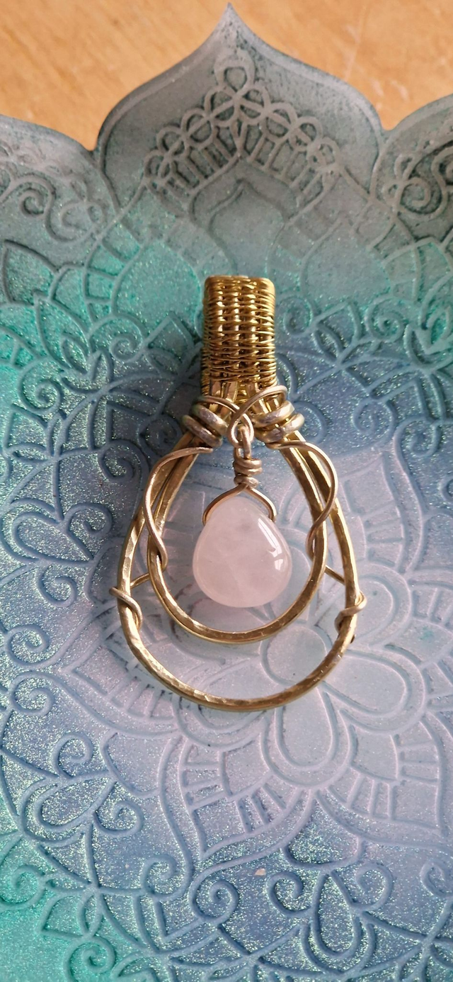 Anhänger in Champagner mit Rosenquarz   Kettenanhänger, Gewebter Anhänger