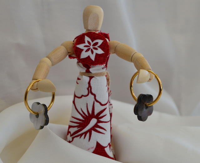 Boucles d'oreilles - créole acier inoxydable 2,5 cm - double fleur nacre 2 cm