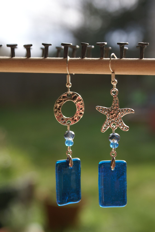 Boucles d&#039;oreilles en verre bleu. 