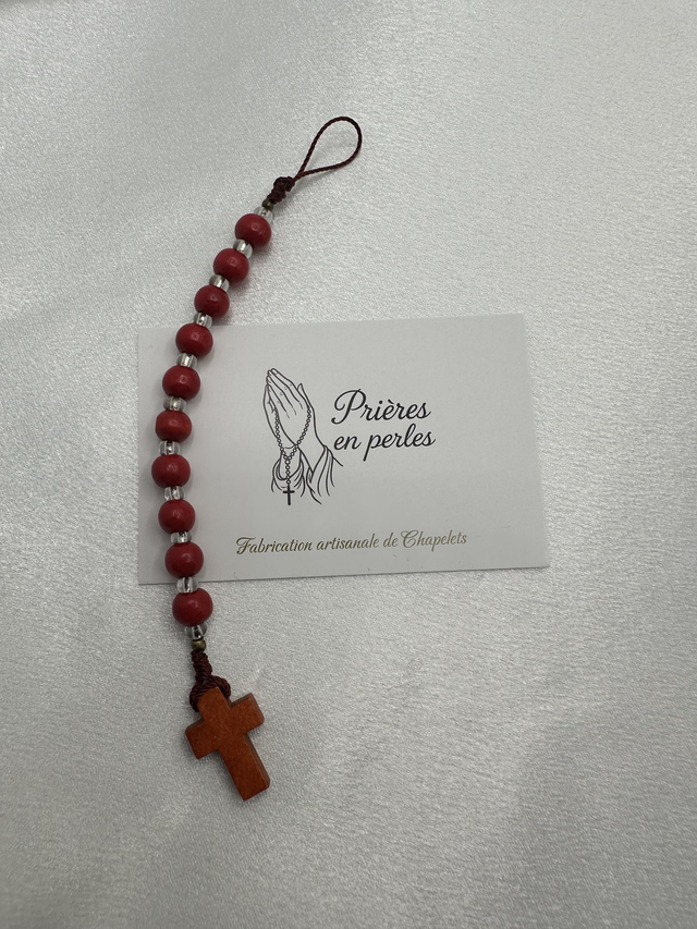 Accessoire de téléphone en bois de teck rouge – Perles naturelles & croix en bois