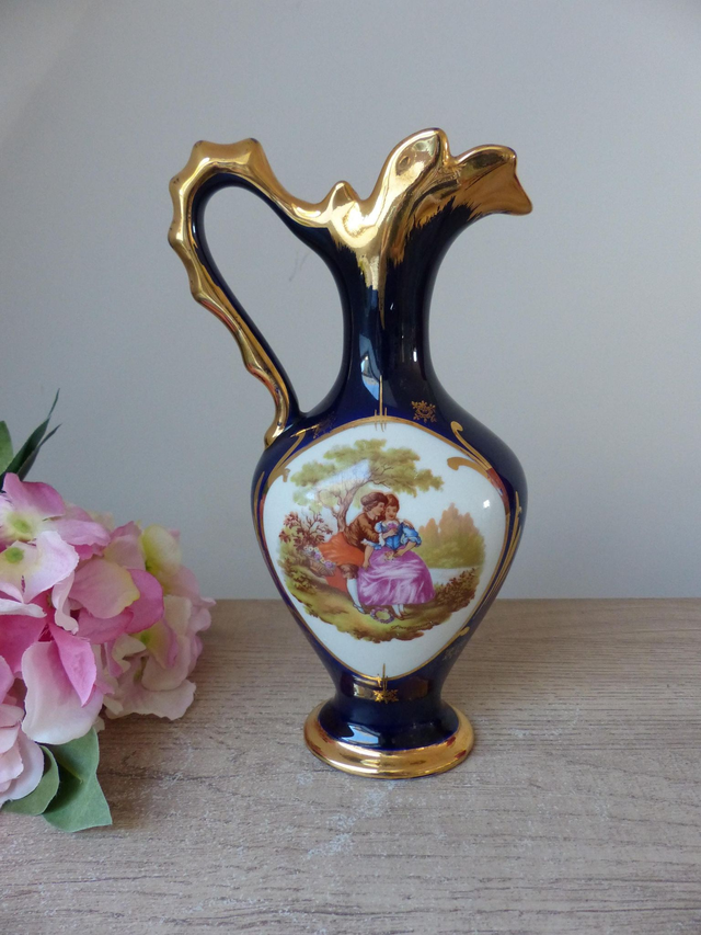Ancien vase soliflore bleu cobalt et doré en porcelaine, aiguillère carafe romantique scène galante France, cadeau couple, décoration maison