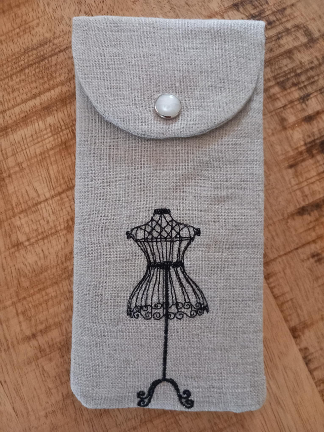 Etui à  lunettes ou pochette téléphone ,en lin brodé,  doublé molletonné  .Modèle mannequin . Créations artisanales dans mon atelier à Uzès,France.