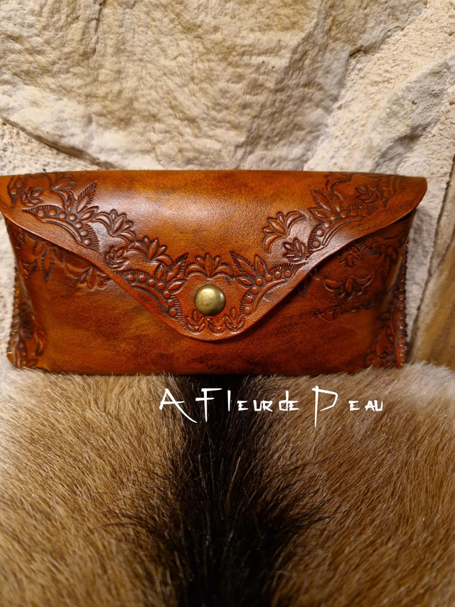 Étui à lunettes en cuir