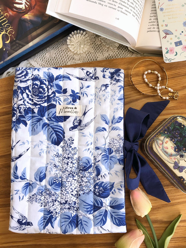 Pochette à livres en coton matelassé Philomèle bleue - ouverture latérale avec nœud