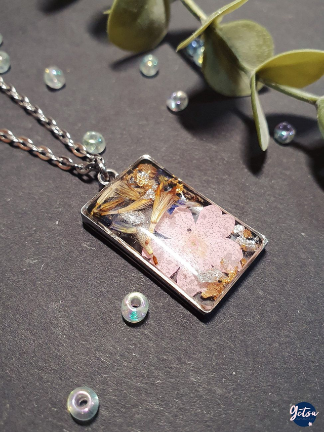 Collier de fleurs de cerisier et pampa