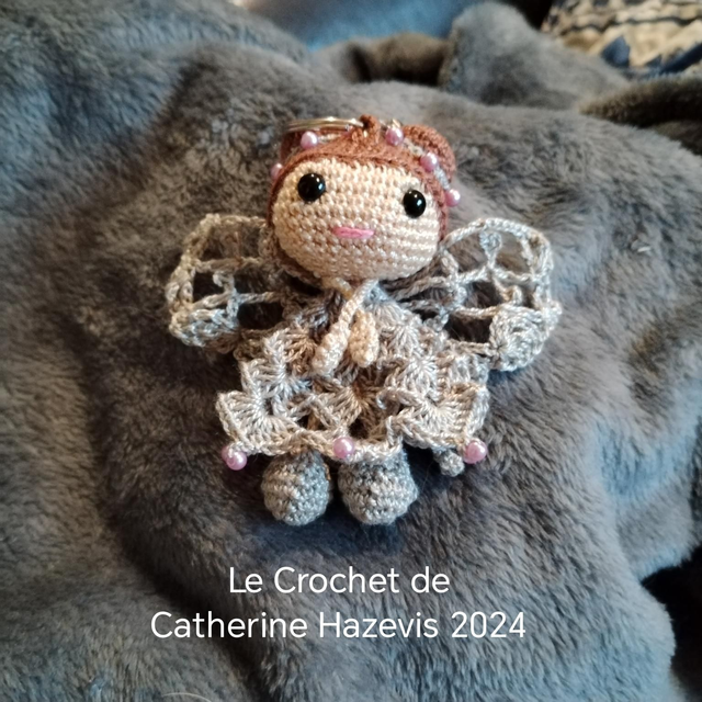 2024 Fée grise en porte clé 