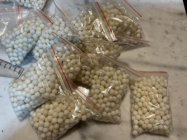02Q ... Billes 8mm plastique dur blanc  pour lance pierre 0,36g/u - testé sur cibles fléchettes connectées