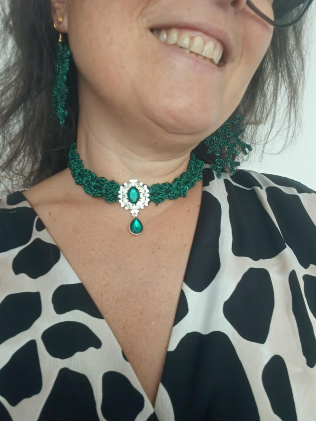 Tour de cou ajustable cabochon vert