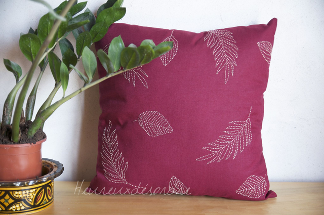 Housse de coussin brodée