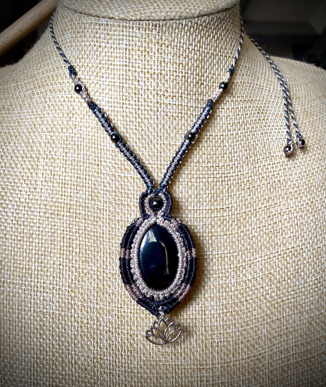 Collier réglable Hématite et fleur de lotus