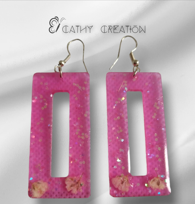 Boucles d'oreilles roses paillettes et petites fleurs 