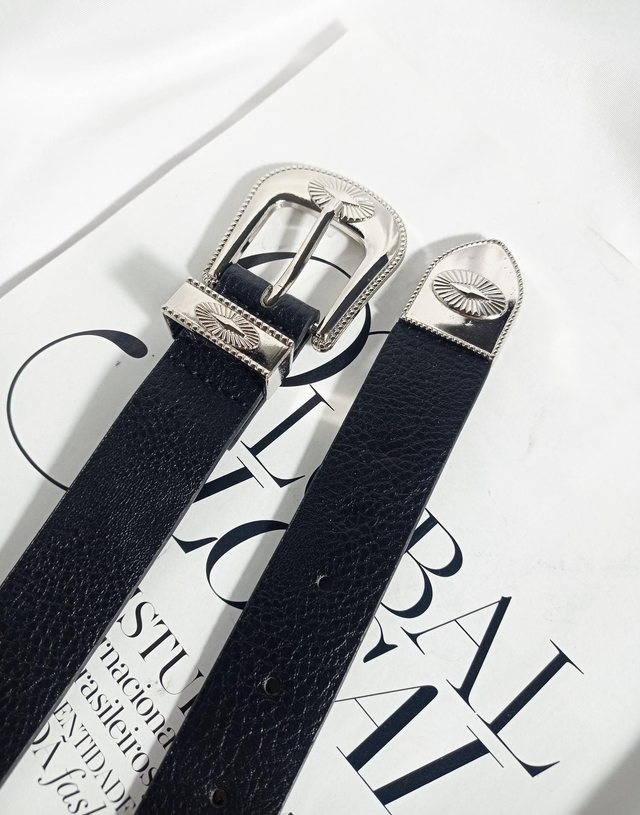 Cinto com fivela eye com ponteira de metal 