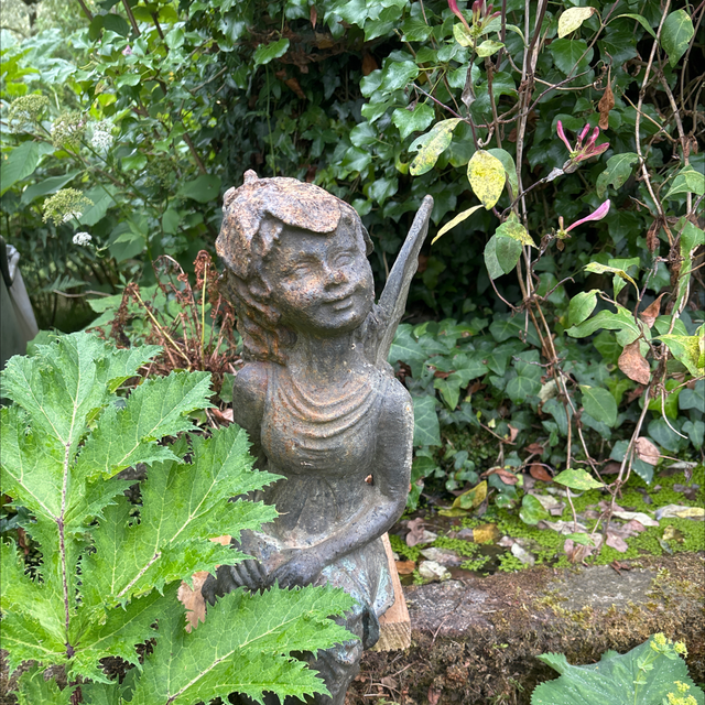 Fée assise en fonte patinée 