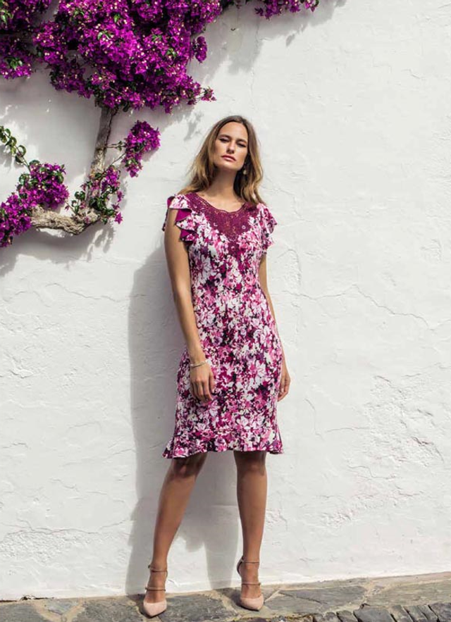 Michaela Louisa pitsisomisteinen joustava frillahelmainen kukkamekko pienellä hihalla - fuksian sävyissä - koko 46.