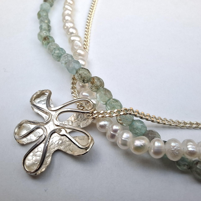 Zilveren bloem hanger met apatiet en parel collier