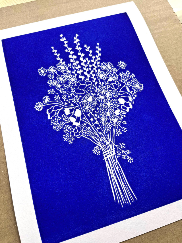 Le bouquet bleu outremer • Linogravure 18 x 24 cm