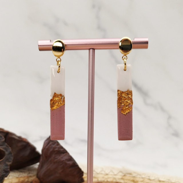 Boucles d&#039;oreilles Rectangle, Vieux Rose, blanc et feuille dorée