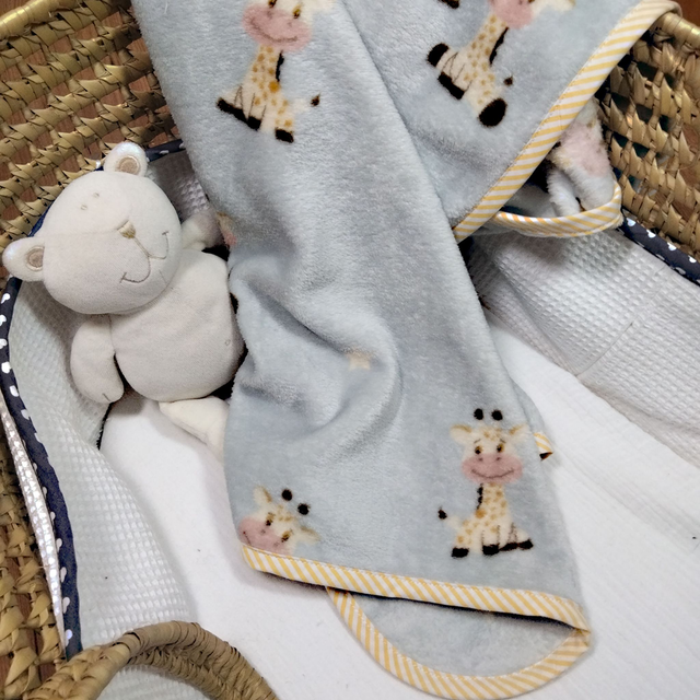 Couverture doudou girafe sur fond gris clair