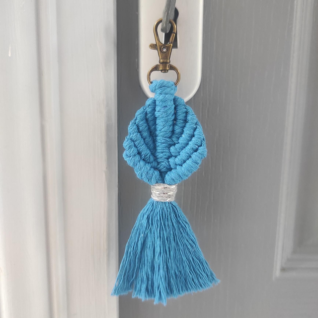 Porte clé macramé coquillage bleu