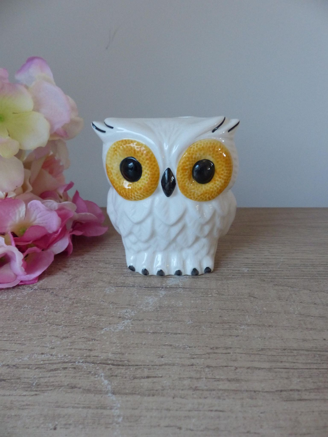 Tirelire hibou en céramique blanche et jaune – Tirelire vintage pour enfant ou décoration intérieure, symbole de chance et d’épargne