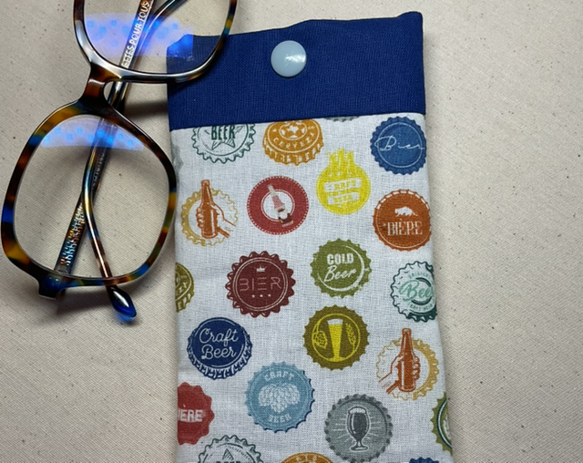 Étui à lunettes en coton imprimé capsule de bières.