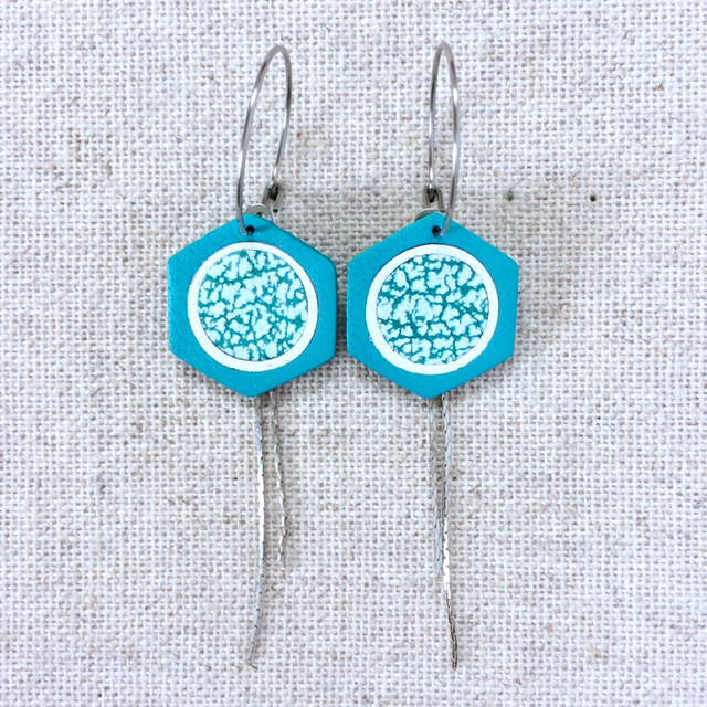 Boucles d’oreilles « Soupir » argentées, cuir turquoise vif et moucheté turquoise et blanc