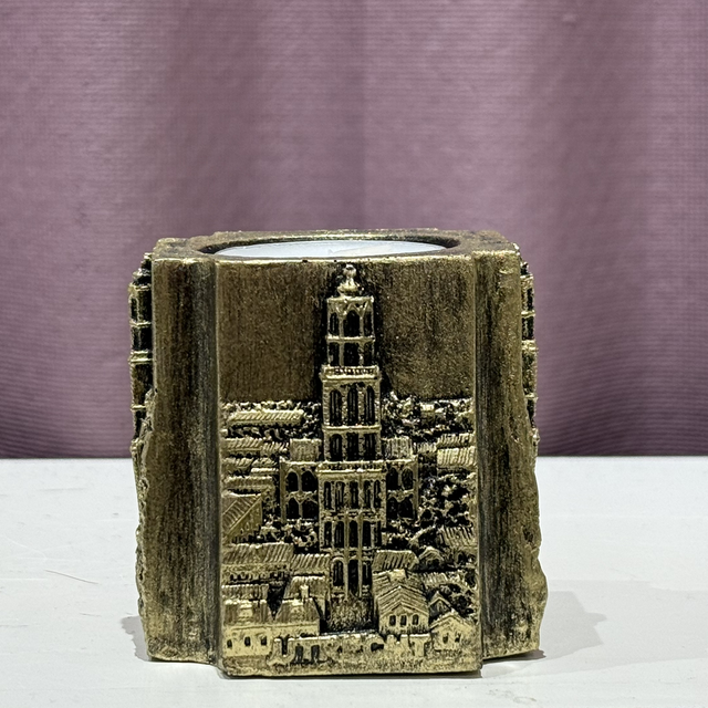 Domtoren waxinelichthouder vierkant (goud)