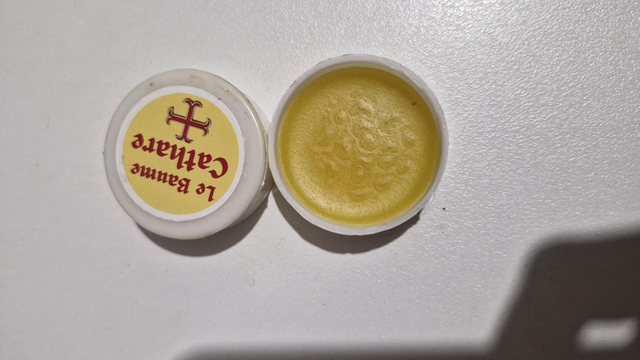 Baume Cathare aux huiles essentielles et à la cire d’abeille.

100% naturel